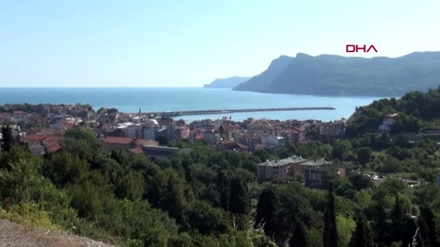 Bartın Amasra sahilinde şemsiye açacak yer kalmadı