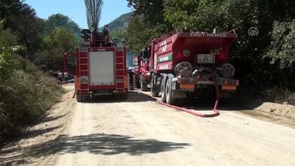 Elektrik tellerine takılan kamyon alev aldı