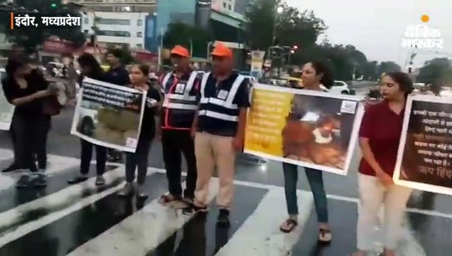 बरसते पानी में छात्रों ने संभाली ट्रैफिक व्यवस्था, कार सवार को ट्रैफिक रूल तोड़ने पर छात्रा ने दी सीख