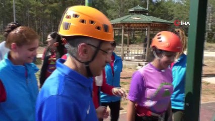 Cumhurbaşkanı Yardımcısı Oktay, gençlerle bisiklet sürdü, ok attı