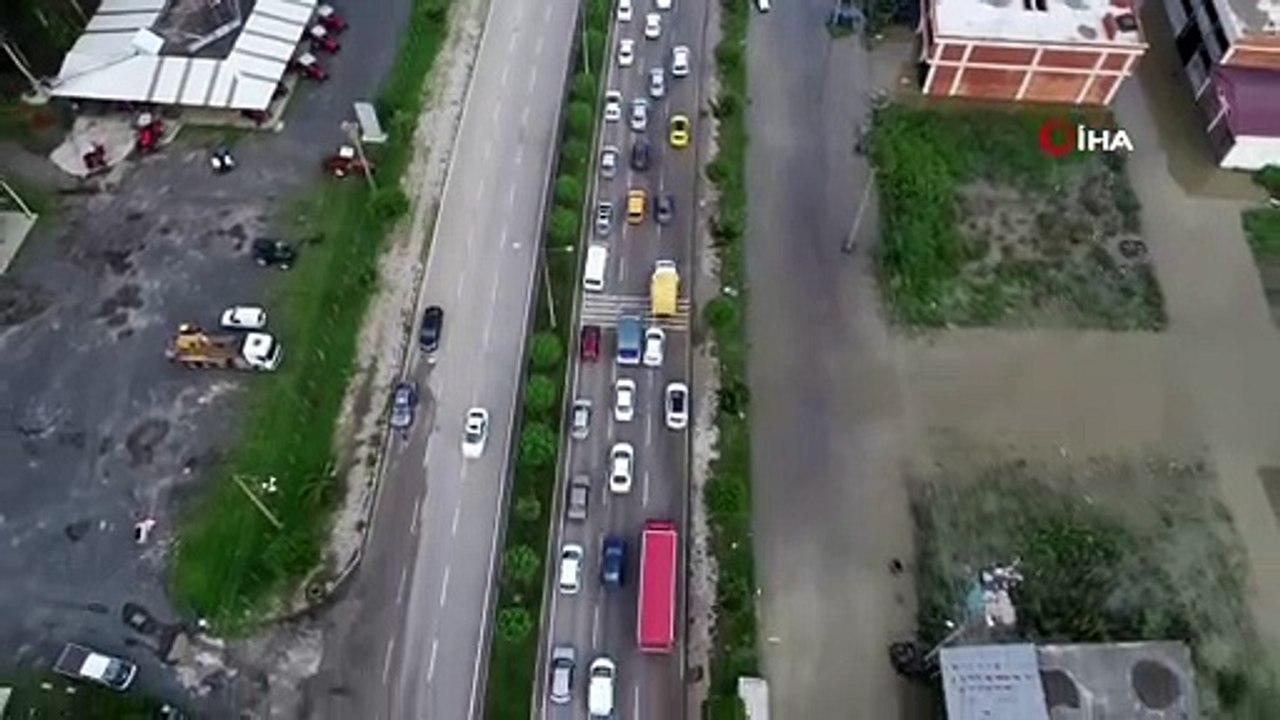 Sel trafiği de vurdu... Samsun-Ordu yolundaki araç trafiği havadan görüntülendi