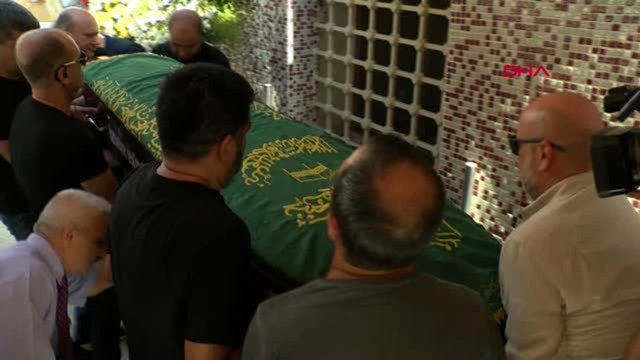 İZMİR Sezen Aksu babasını son yolculuğuna uğurladı