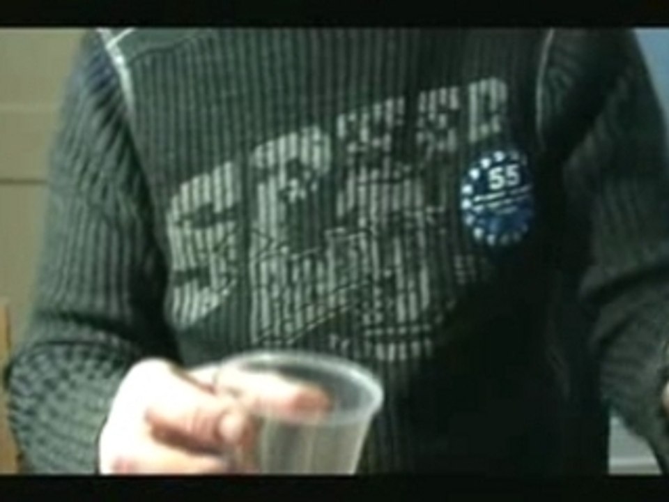 Truc de magie pièce verre d'eau révélée