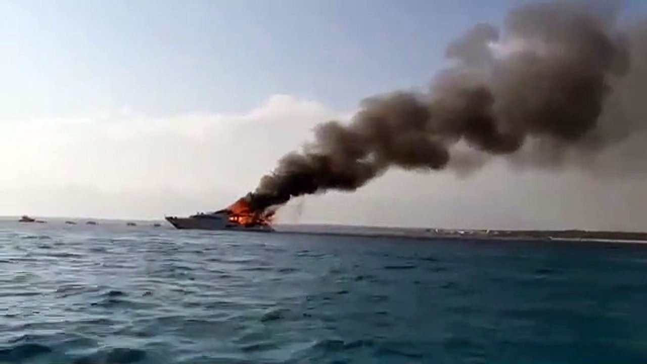 Arde un barco en una playa de Mallorca