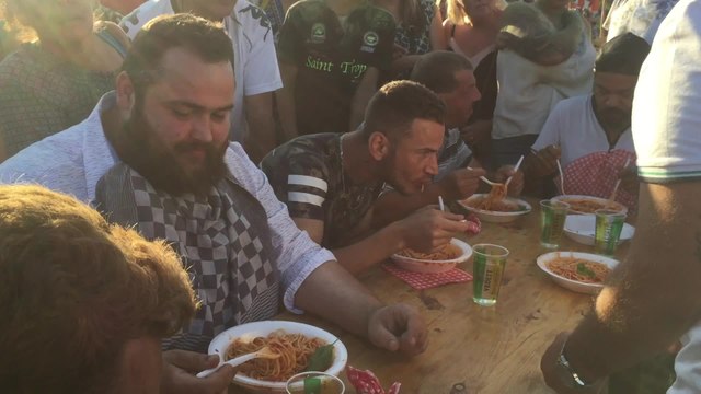 LIEGE - Flemalle - Concours du plus grand mangeur de spaghettis à la fête de la tomate à Flemalle