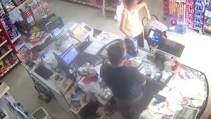 Markete giren küçük kızı taciz eden şahıs kamerada.