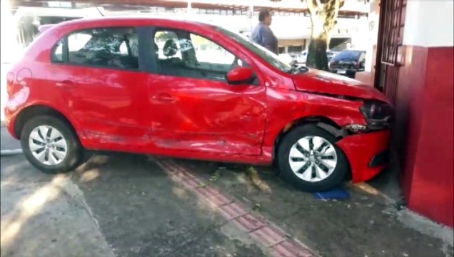 Em colisão com dois veículos Gol, um deles sobe na calçada, derruba placa e quase invade empresa
