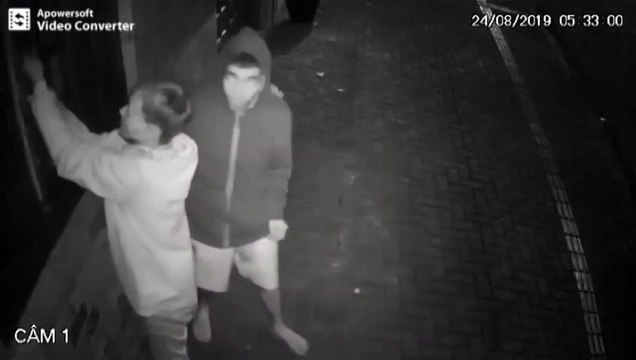 Câmeras flagram ladrões furtando televisor de pizzaria no Centro