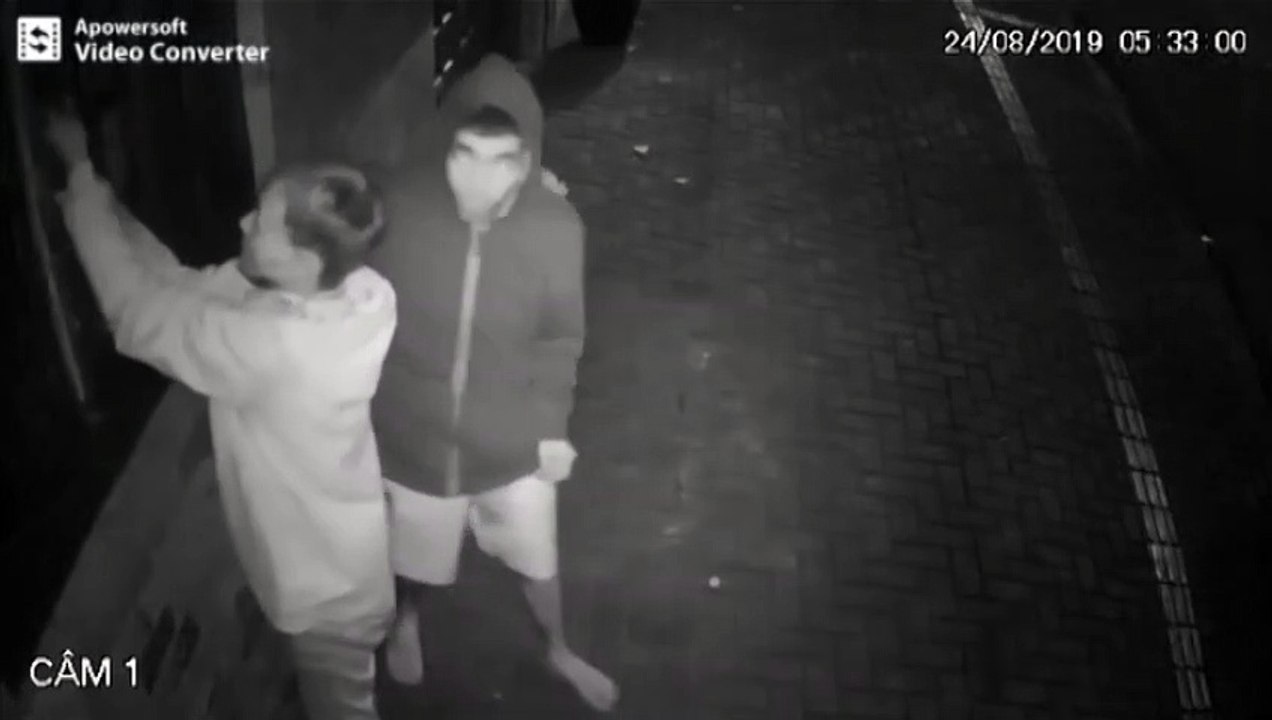 Câmeras flagram ladrões furtando televisor de pizzaria no Centro