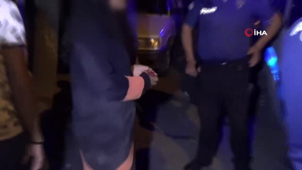 Kız kardeşini sokak ortasında öldüresiye dövüp bıçakladı