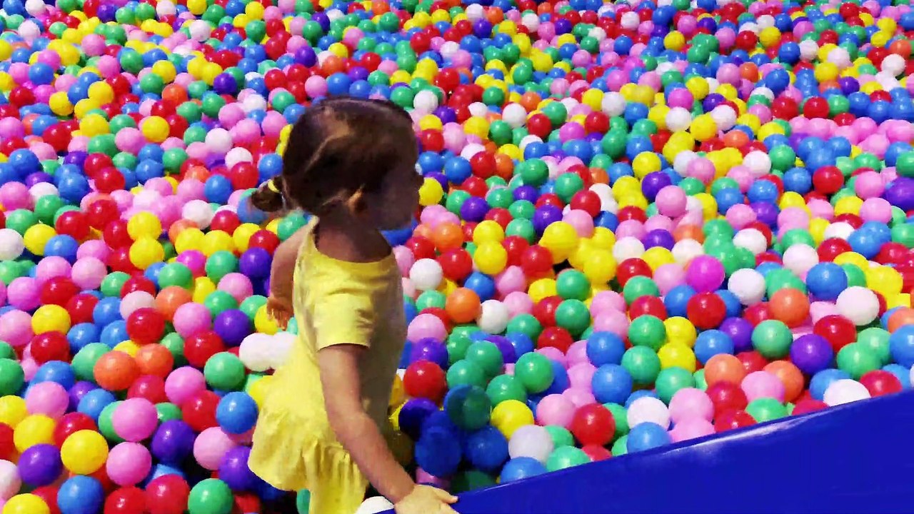 Little  Mia playing in Modhesh World Dubai. Kids entertainment. فيديو للأطفال الترفيه. 키즈 엔터테인먼트 비디오
