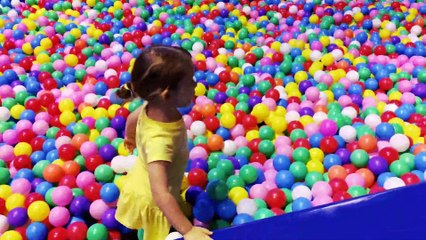 Little  Mia playing in Modhesh World Dubai. Kids entertainment. فيديو للأطفال الترفيه. 키즈 엔터테인먼트 비디오