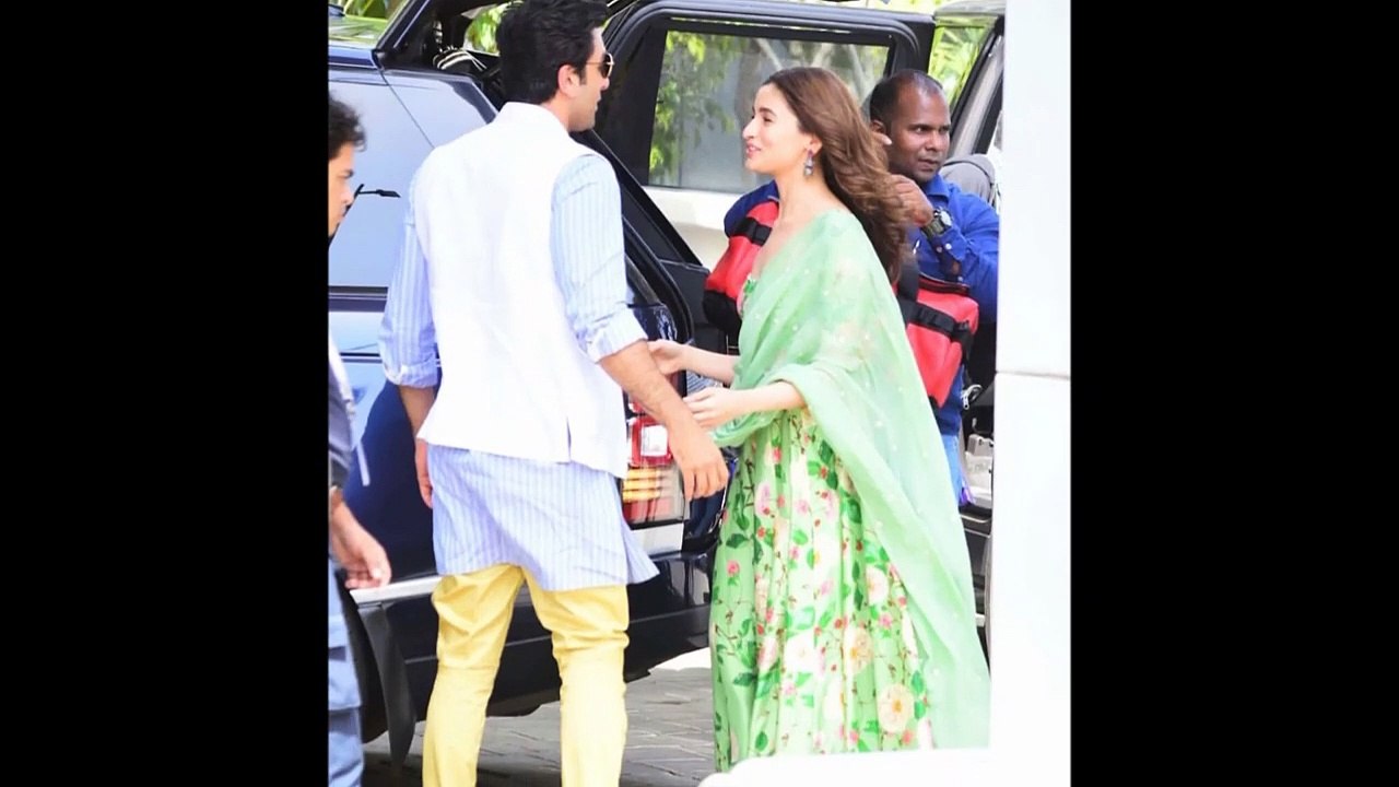 Alia Bhatt getting cosy with boyfriend Ranbir Kapoor in Public
