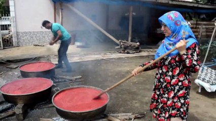 Geleneksel yöntemlerle salça yapımı
