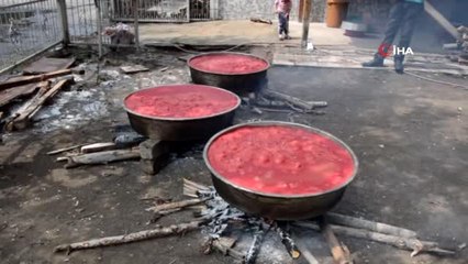 Geleneksel yöntemlerle salça yapımı