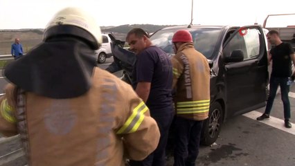 Havalimanına yolcu taşıyan araç bariyerlere çarptı: 3 turist yaralandı