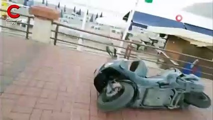 Tekme ve yumruklar havada uçuştu! Laf dalaşıyla başlayan kavgayı canlı yayınladılar