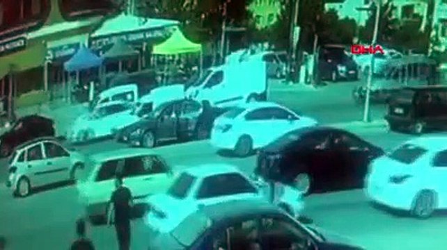 Otomobilin çarptığı genç kadın metrelerce havaya savruldu