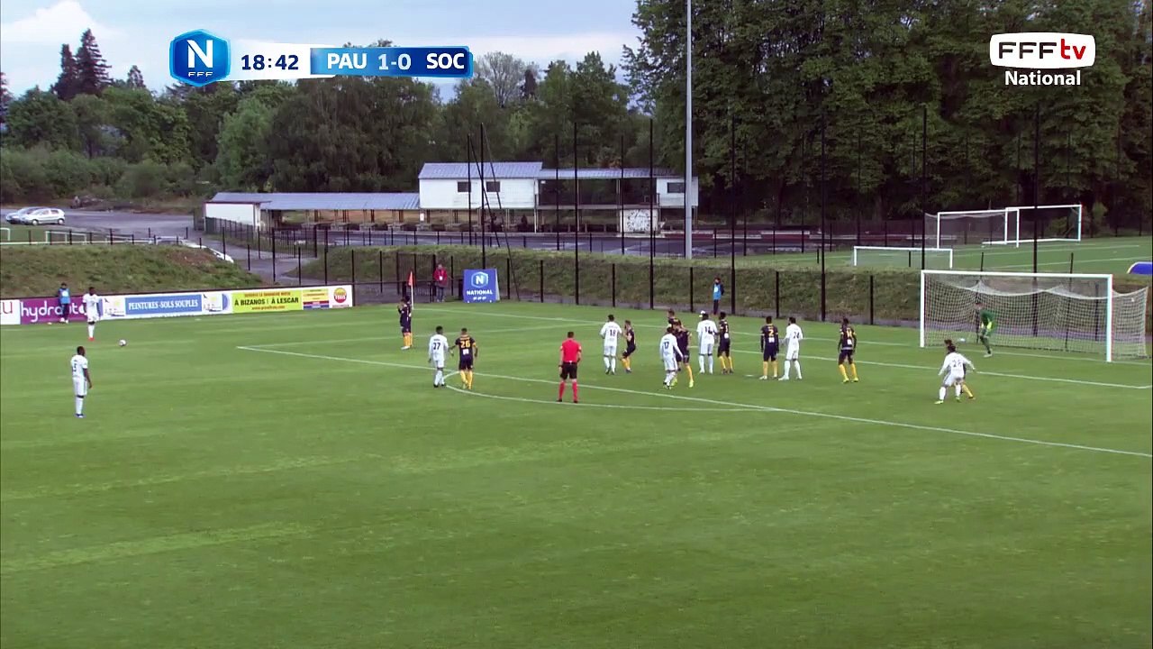 Le coup franc bien frappé passe juste au dessus.