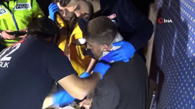 Freni boşalan tuğla yüklü kamyon evin duvarına girdi