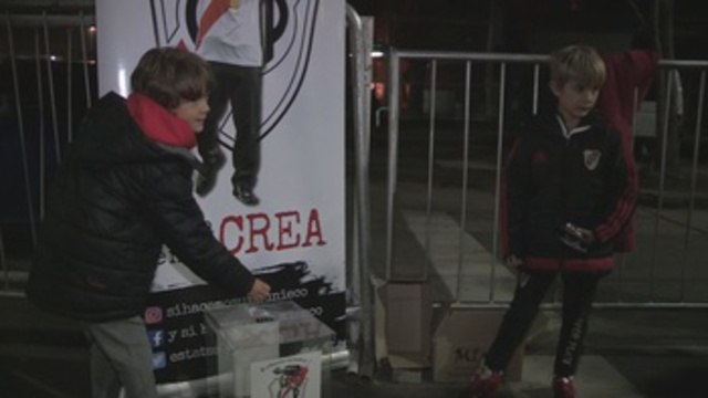 Hinchas de River donan objetos de bronce para construir una estatua de Gallardo