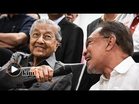 Pergeseran dengan istana Johor: Anwar sokong Dr M