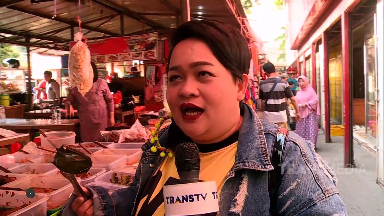 INSERT - Ngabuburit Mencari Takjil Bersama Sinyorita