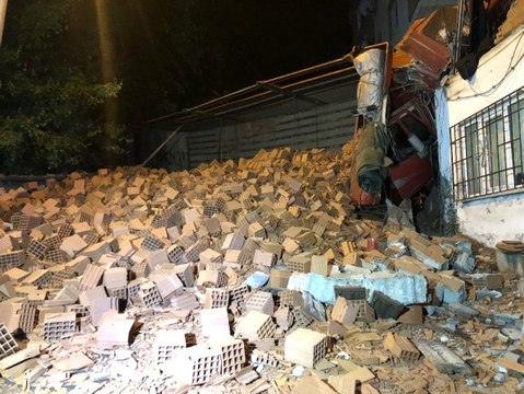 Freni Boşalan Tuğla Yüklü Kamyon Sahur Vakti Evin Duvarına Girdi