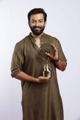 അവാര്‍ഡ് വാങ്ങാനെത്തിയ പൃഥ്വിയുടെ ഫോട്ടോ വൈറൽ