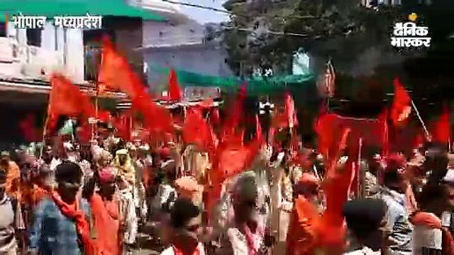 दिग्विजय का रोड शो, सिविल ड्रेस में भगवा तौलिया डाले पुलिस जवानों के होने का दावा