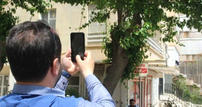 Firar Eden Arılar Mahalleyi İstila Etti! Esnaf Nereye Kaçacağını Şaşırdı