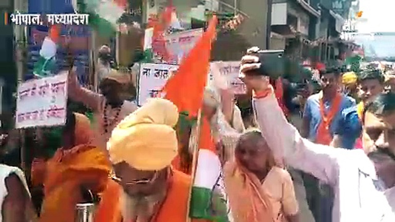 दिग्विजय सिंह के सर्मथन में रोड शो कर रहे साधु...