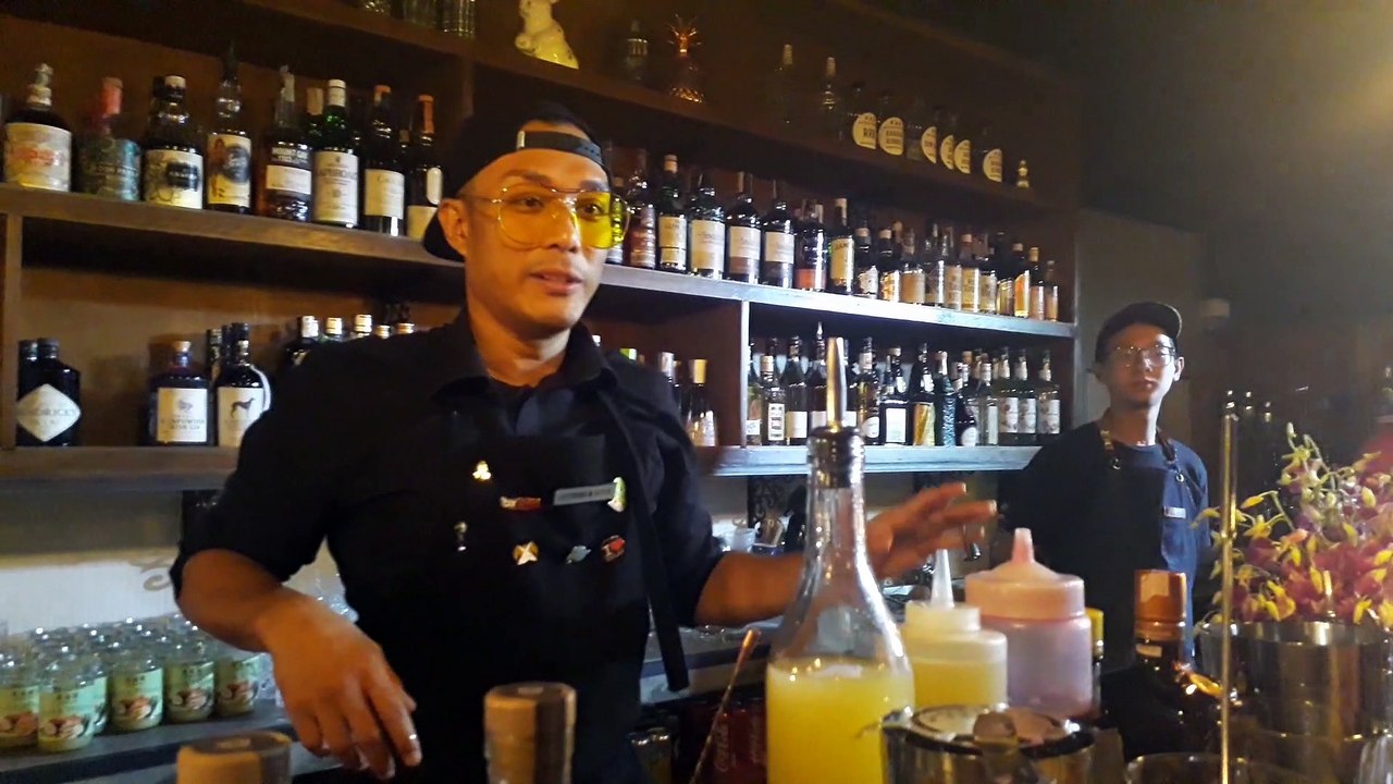 Bartender shows how to make Singapore Sling