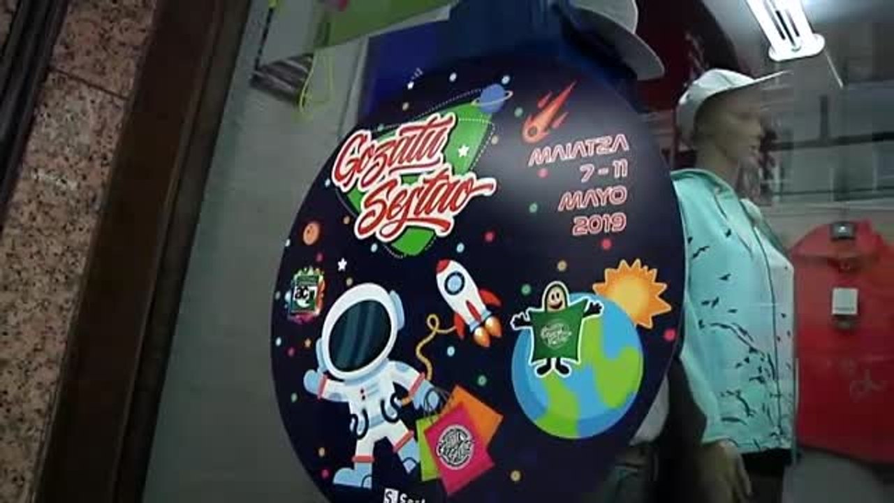 Dos "astronautas" aterrizan en Sestao para potenciar el pequeño comercio