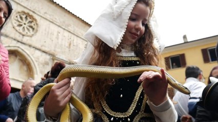 Na Itália, procissão com cobras para homenagear São Domingos