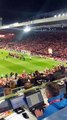 La communion entre les joueurs et les supporters de Liverpool après l'exploit !