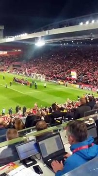 La communion entre les joueurs et les supporters de Liverpool après l'exploit !