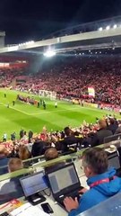 La communion entre les joueurs et les supporters de Liverpool après l'exploit !