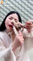 Une femme attaquée par un poulpe qu'elle essaie de manger