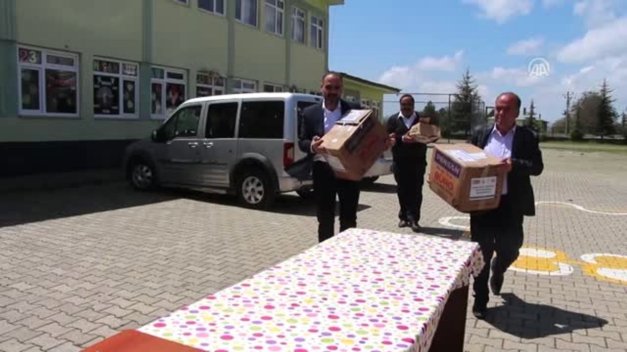 Onlar da Okusun" Diye Köy Köy Gezerek, Kitap Dağıtıyorlar