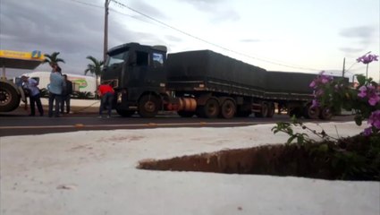 Carreta apresenta problemas mecânicos e interdita trânsito na Av. Brasil