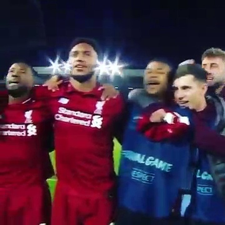 Les joueurs de Liverpool communient avec Anfield !