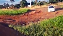 Moradora cobra pavimentação em acesso à BR-467, no Brasmadeira