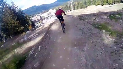 Il saute en VTT par dessus un enfant sur une piste !
