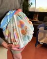 Quand un bébé Kangourou orphelin confond une couverture à la poche de sa maman. Réaction émouvante !
