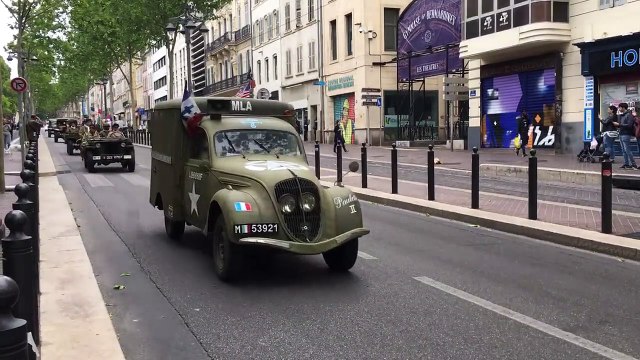 Marseille : défilé des véhicules qui ont participé au débarquement de Provence en 1944