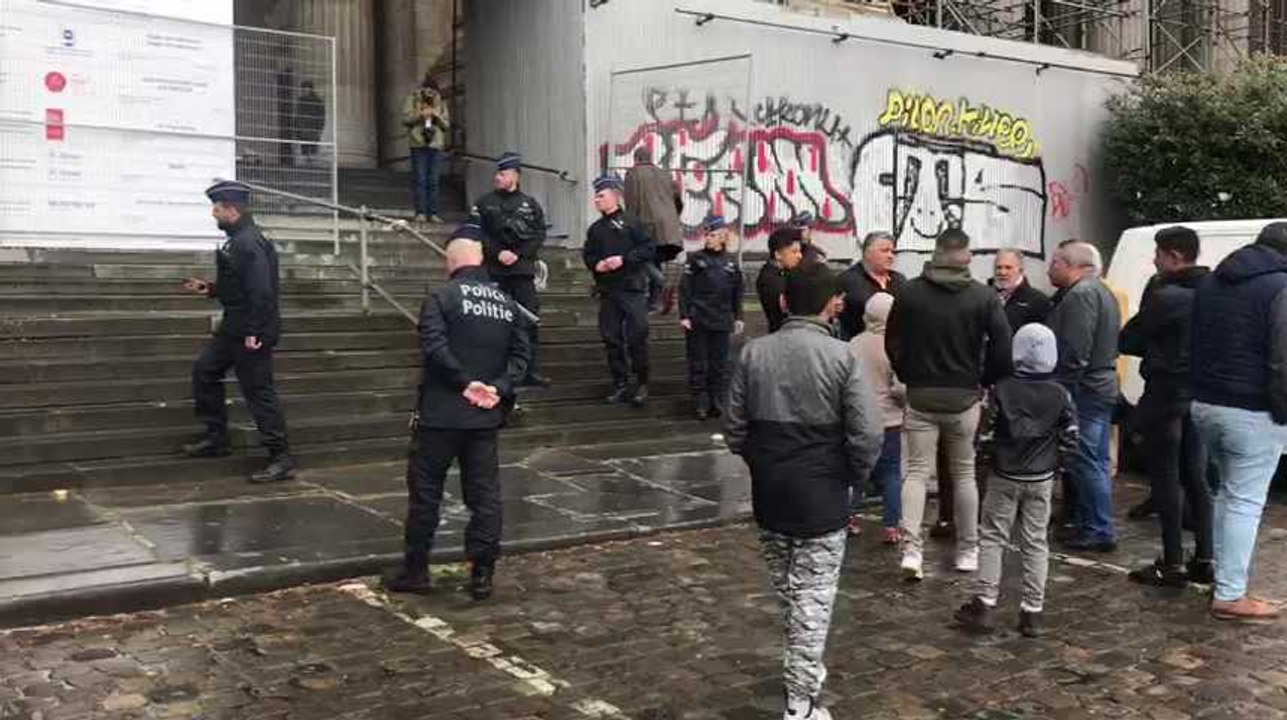 Des Gitans manifestent devant le palais de justice de Bruxelles