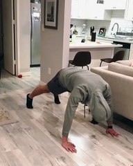 Quand un superbe golden retriever amène une balle a son maître pour qu'ils jouent ensemble !!