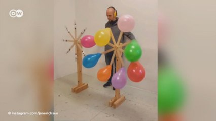 Ele ganha a vida estourando bexigas