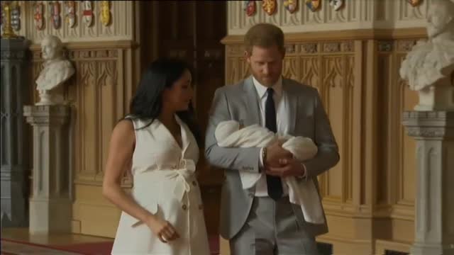 Meghan Markle y el príncipe Harry presentan a su hijo
